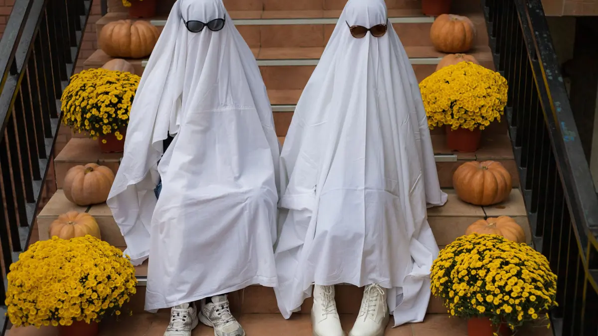 DE Halloween Sales Shop -KostümKönig Verkäufe Couples Halloween iStock 1336288483 scaled 1